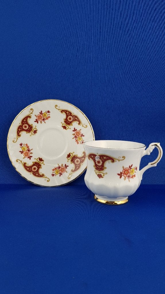 Fine bone china porselein kop en schotel rood motief (2) 6A2, Tweedehands verkoop, Tweedehands verkoop, Gebruikt, Ophalen of Verzenden
