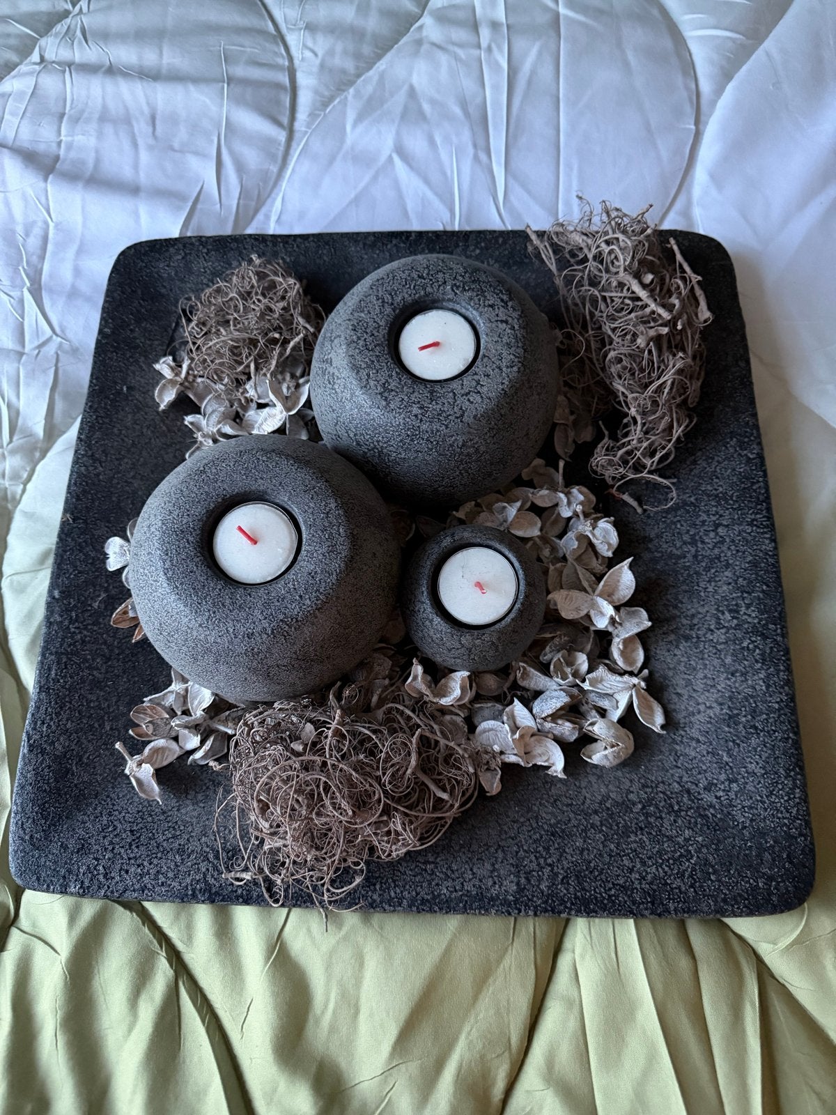 Decoratieve schaal met theelichthouders en potpourri, Ophalen, Zo goed als nieuw, Modern, Grijs