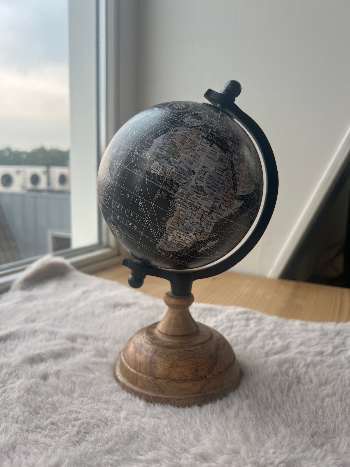 Decoratieve Wereldbol - Zwart met Houten Voet, Gebruikt, Draaibaar, Ophalen of Verzenden, Staatkundige wereldbol