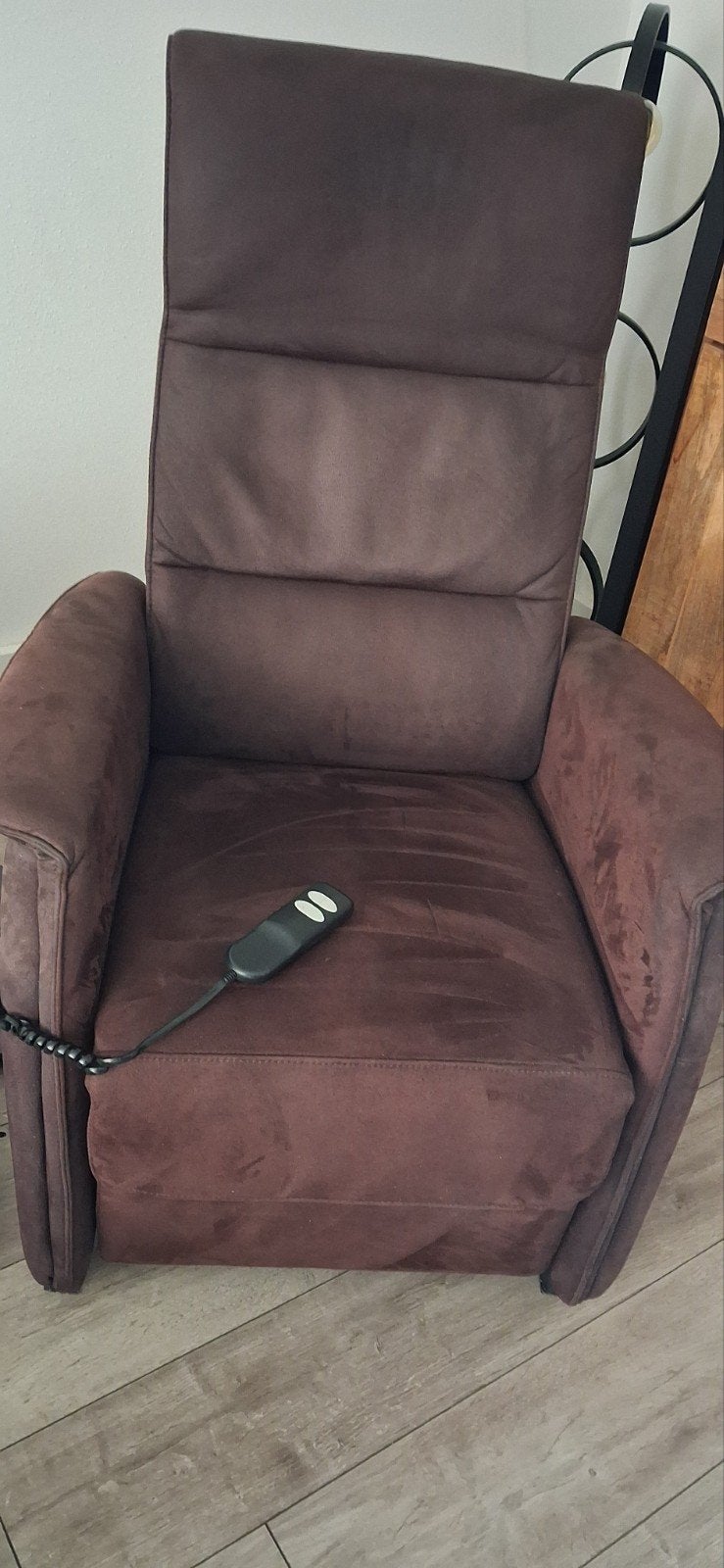 Comfortabele bruine relaxfauteuil met elektrische bediening, Ophalen, Modern, Comfortabel, Gebruikt, 75 tot 100 cm