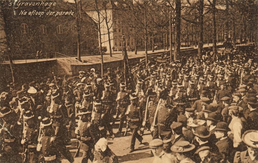 s Gravenhage, Na afloop der parade - B-keus - 1913 gelopen, Ophalen of Verzenden, Voor 1920, Gelopen, Zuid-Holland