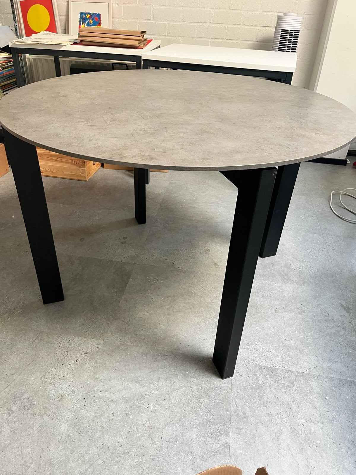 Ronde eettafel met betonnen look blad en zwarte poten, Overige materialen, Gebruikt, 100 tot 150 cm, Rond