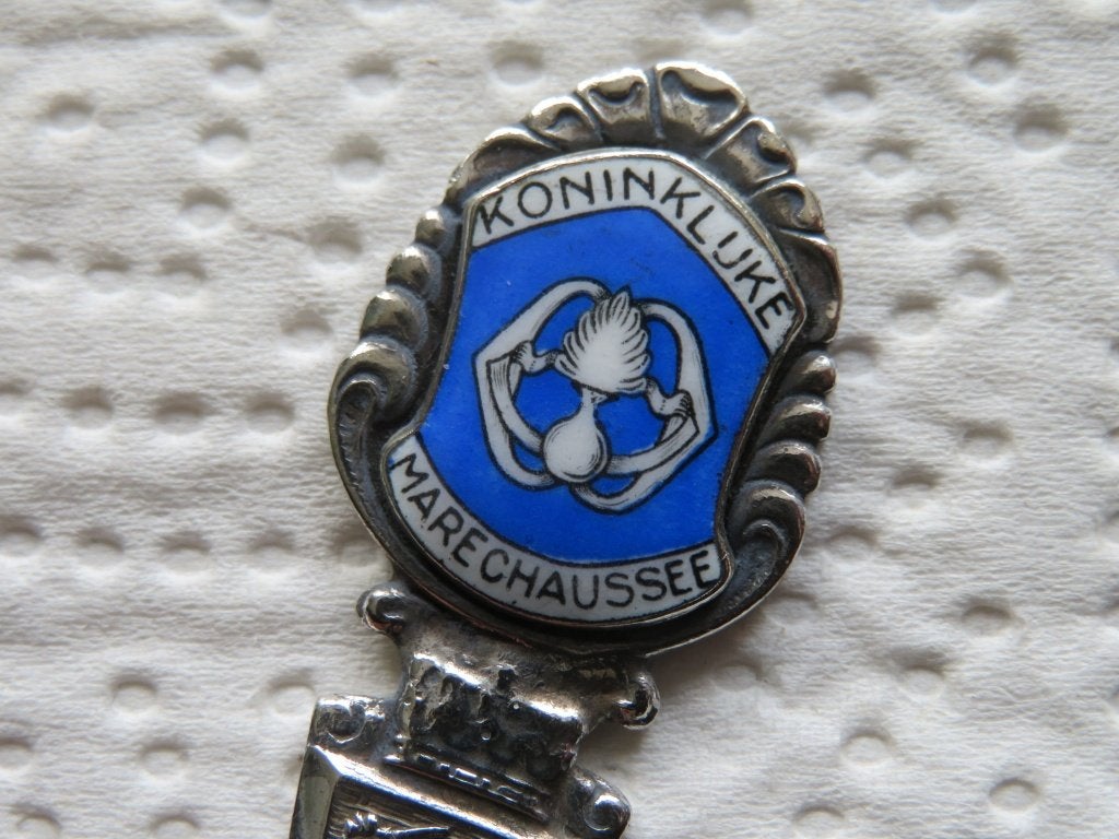 Verz. Militaria Suikerschep Embleem Koninklijke Marechaussee, Verzamelen, Verzenden, Zo goed als nieuw, Overige materialen, Bestek