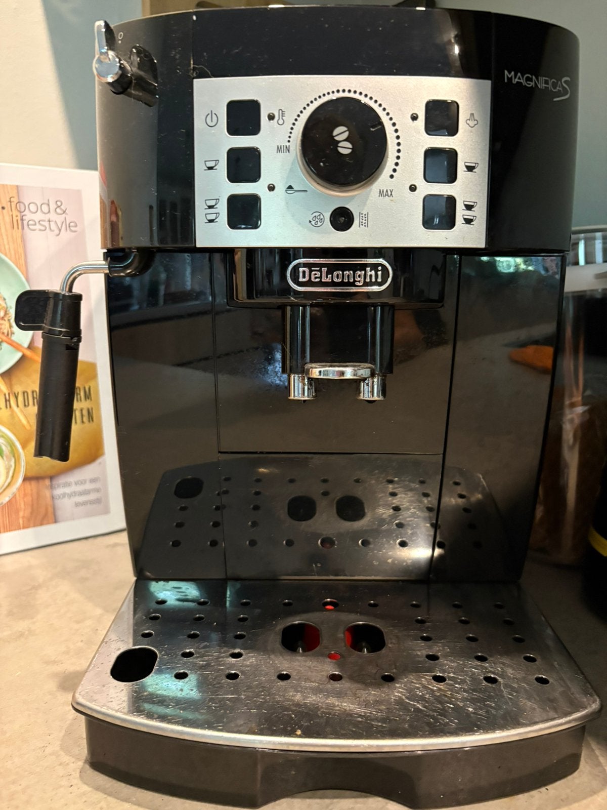 DeLonghi Magnifica S volautomatische espressomachine, Gebruikt, Espresso apparaat, 2 tot 4 kopjes, Afneembaar waterreservoir