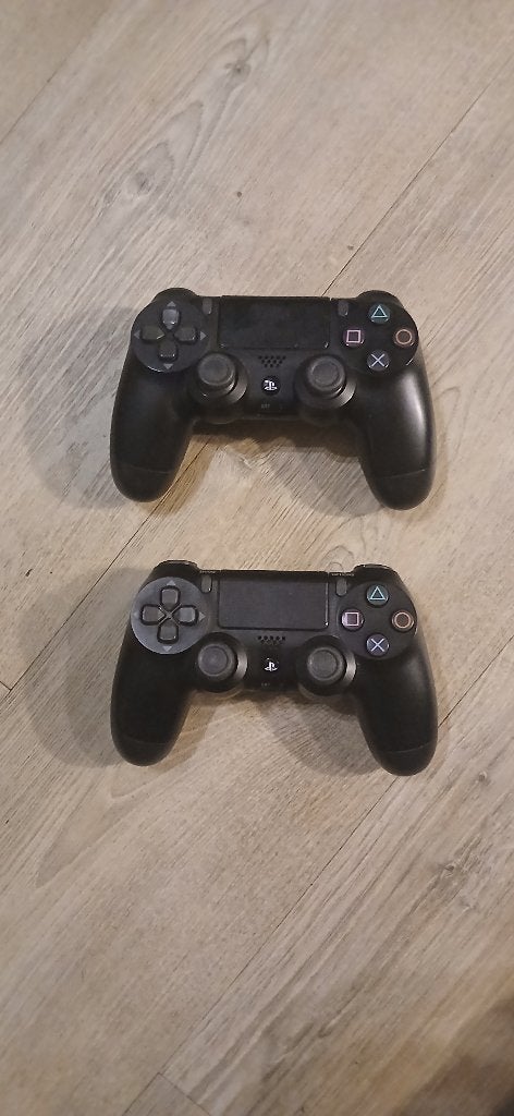 Foto 4 van PS4 Pro + 2 controllers