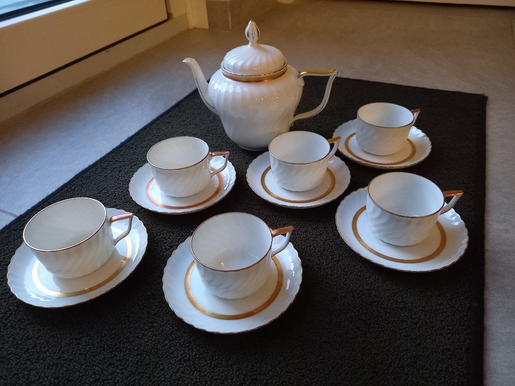 Koffie-thee servies met bladgoud., Huis en Inrichting, Keuken | Servies, Ophalen, Zo goed als nieuw, Overige stijlen, Kop(pen) en/of Schotel(s)