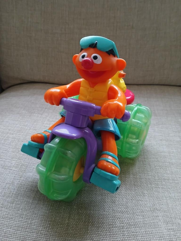 SESAMSTRAAT ERNIE OP DRIEWIELER MET BADEEND., Ophalen of Verzenden, Zo goed als nieuw