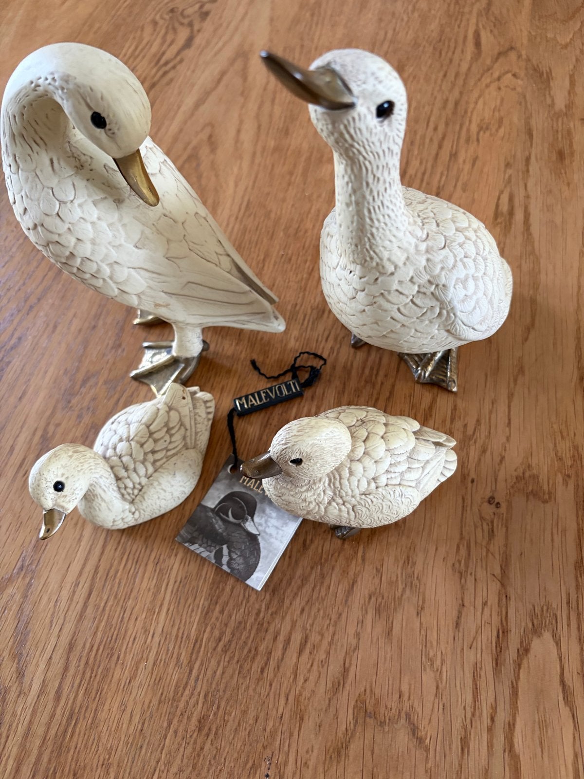 Set van 4 Malevolti eenden beeldjes - Zo goed als nieuw, Beige, Ophalen of Verzenden, Steen/keramiek, Landelijk