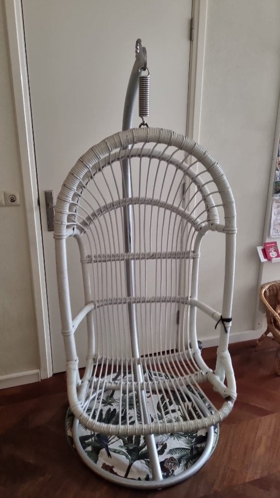 Bamboe rotan hangstoel wit, solide standaard zilver vintage, Huis en Inrichting, Stoelen, Ophalen, Wit, Riet of Rotan, Zo goed als nieuw