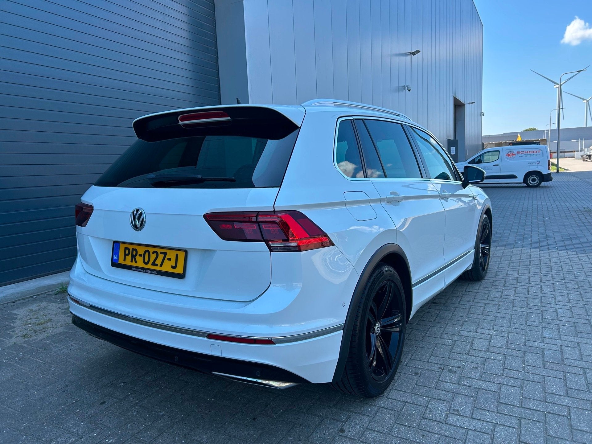 Volkswagen Tiguan 2.0 TDI 4Motion Highline R AUT PANO, Automaat, Gebruikt, 2500 kg, Wit