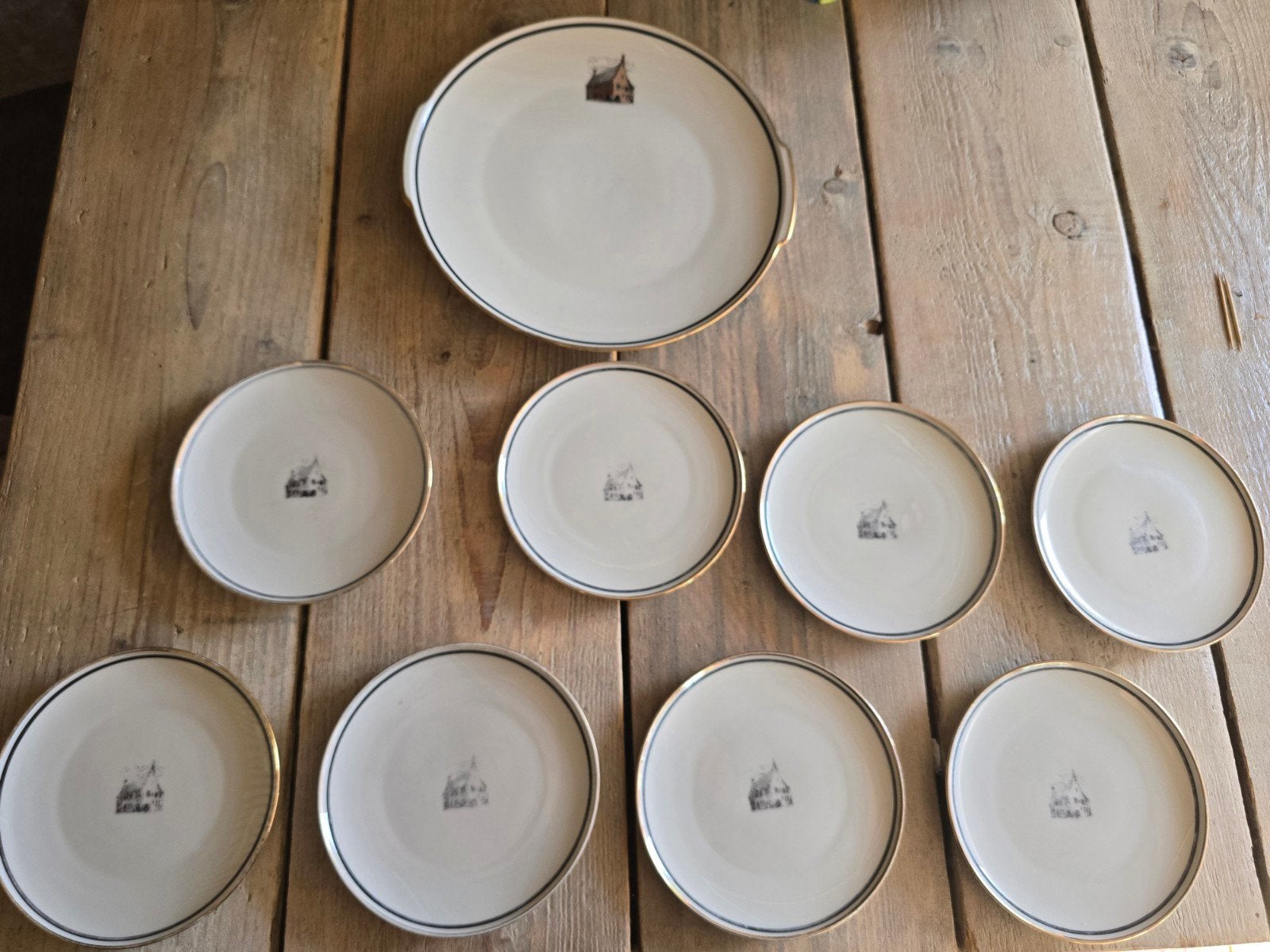 Mooie set: 8 kleine bordjes en 1 groot bord met huisje, Ophalen
