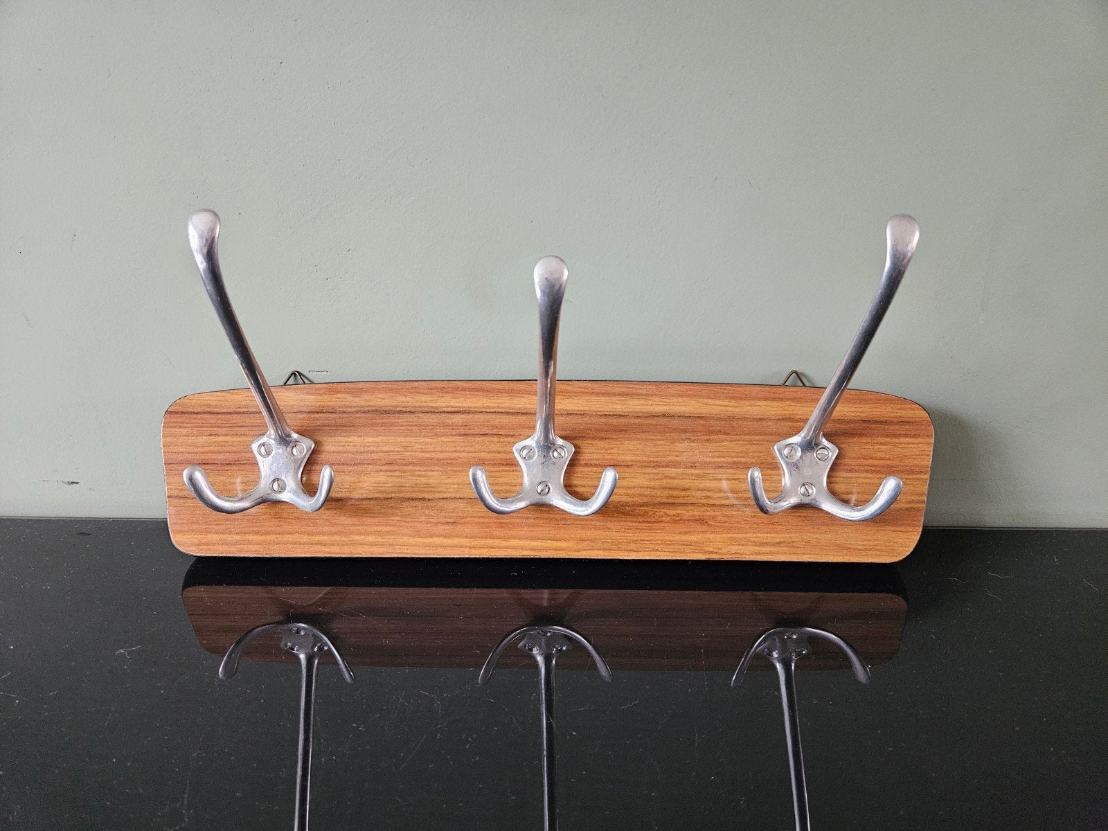 Vintage / retrowandkapstok met 3 haken - hout en metaal, Wandkapstok, Gebruikt, Ophalen of Verzenden, Minder dan 100 cm