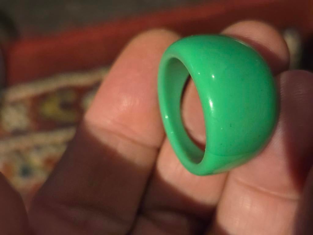 Opvallende Groene Ring Maat 19, Sieraden, Tassen en Uiterlijk, Ringen, Kunststof, 19 tot 20, Nieuw, Ophalen of Verzenden