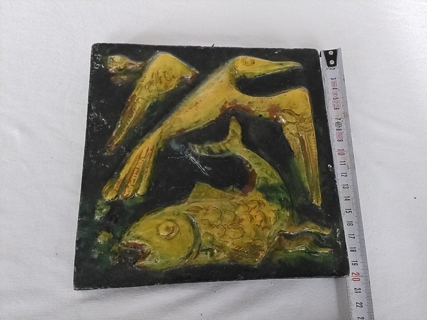 Vintage Keramische Tegel met Vogel en Vis Reliëf, Ophalen of Verzenden
