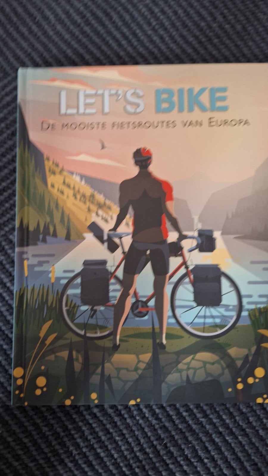Let's Bike: De mooiste fietsroutes van Europa, Overige merken, Fiets- of Wandelgids, Europa, Ophalen of Verzenden