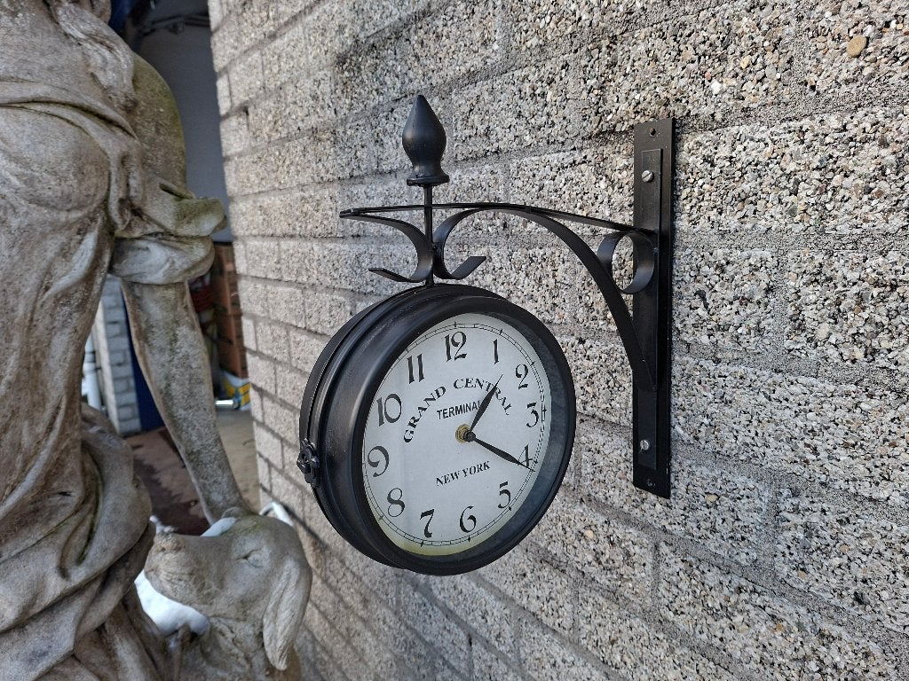 zwart metalen stationsklok klokkijken aan weerskanten, Ophalen of Verzenden, Dubbelzijdig, Wandklok
