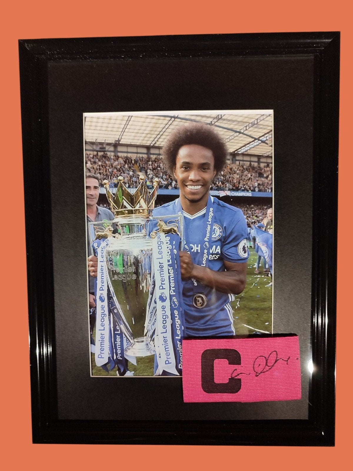 Ingelijste aanvoerdersband gesigneerd Willian chelsea COA, Ophalen of Verzenden, Nieuw, Buitenlandse clubs, Shirt