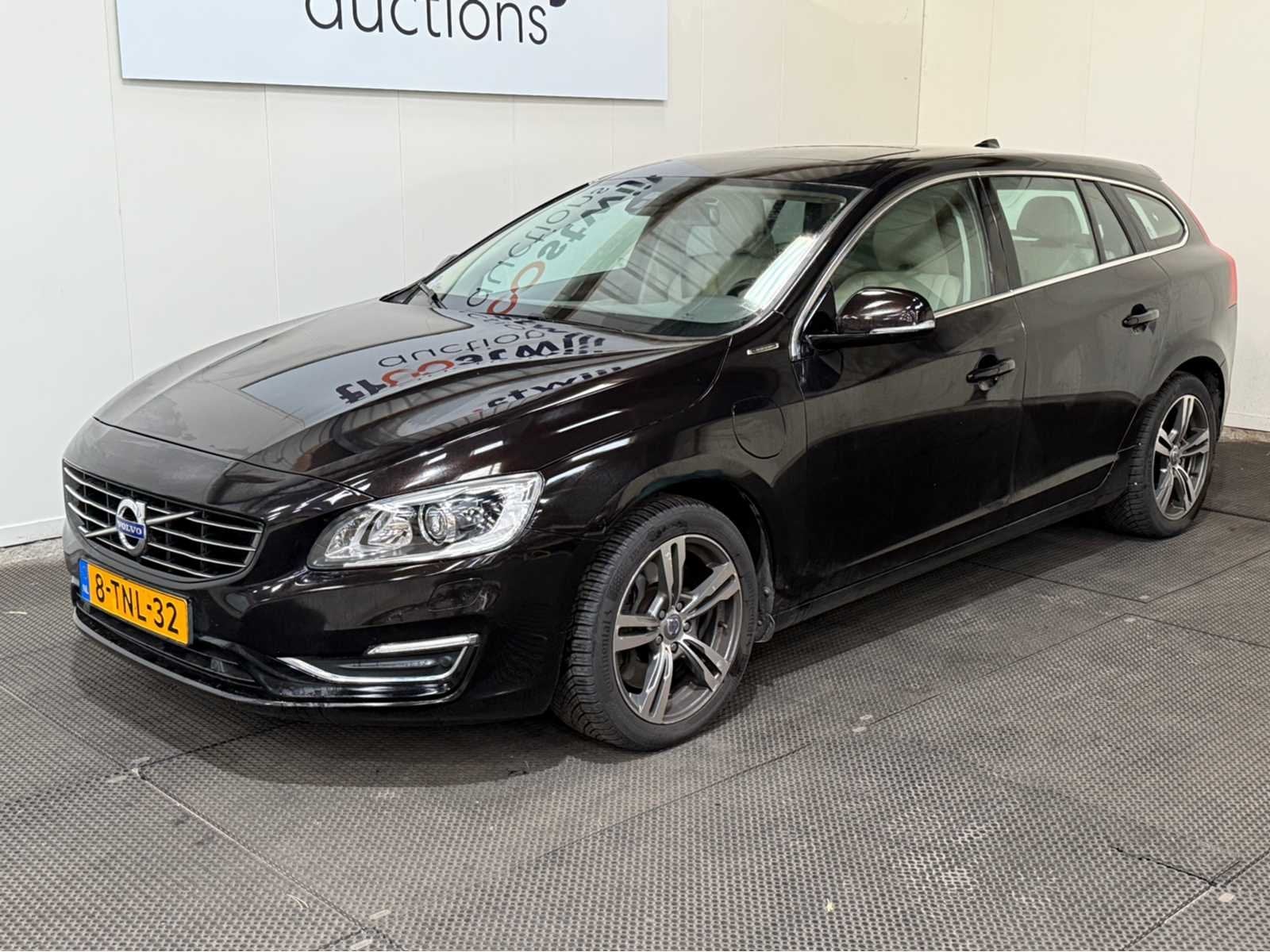 Volvo - V60 - 2.4 D6 AWD Pl.i Sum. - Personenauto - 2014, Auto's, Overige brandstoffen, Origineel Nederlands, 212 €/maand, Te koop