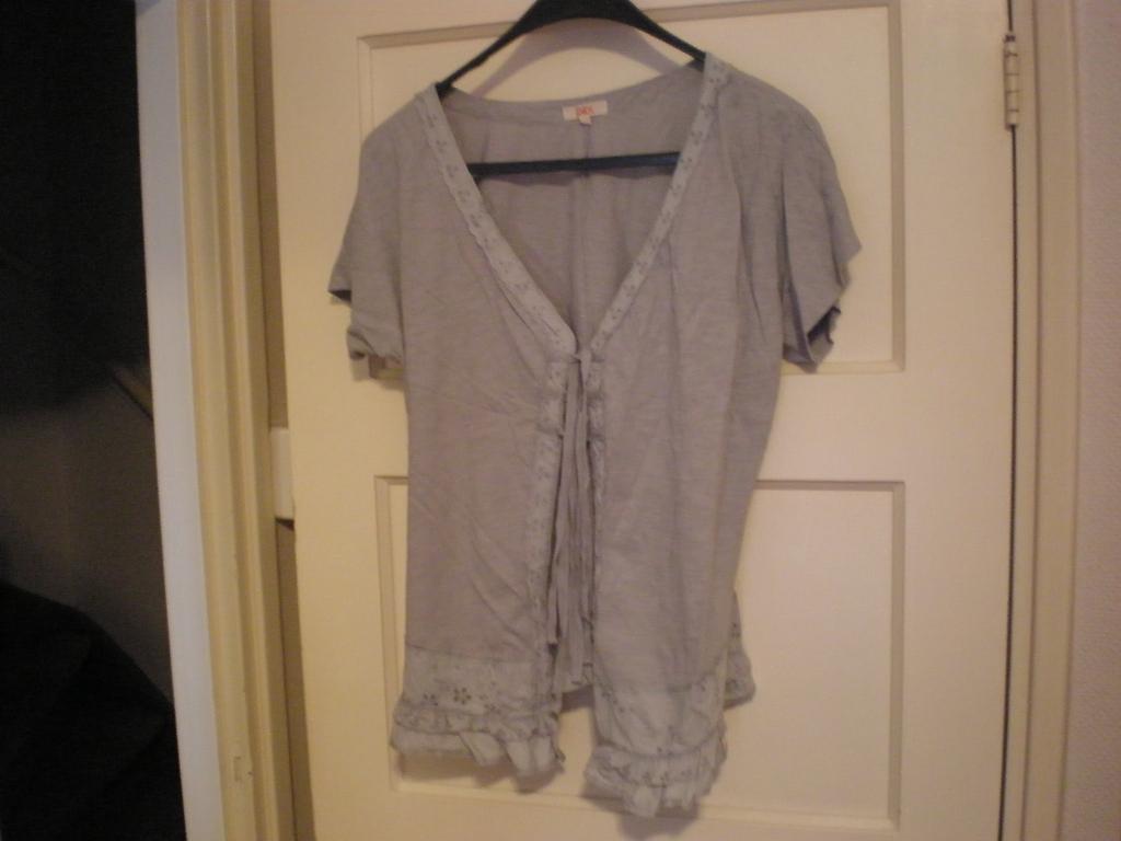 Licht grijs vest met korte mouw en kant. Merk Didi. Maat XL, Kleding | Dames, Truien en Vesten, Maat 46/48 (XL) of groter, Didi