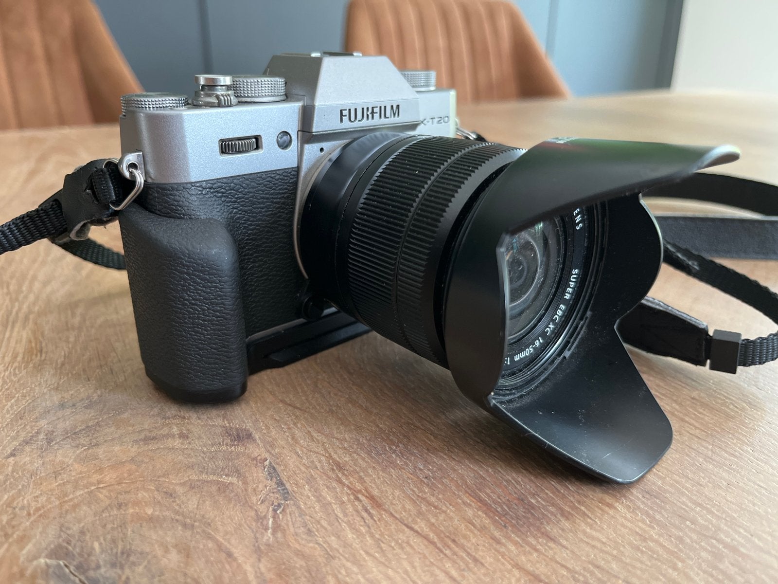 Fujifilm X-T20 met grip en 2 accu's (body only), Gebruikt, Ophalen of Verzenden, Fujifilm, Accu