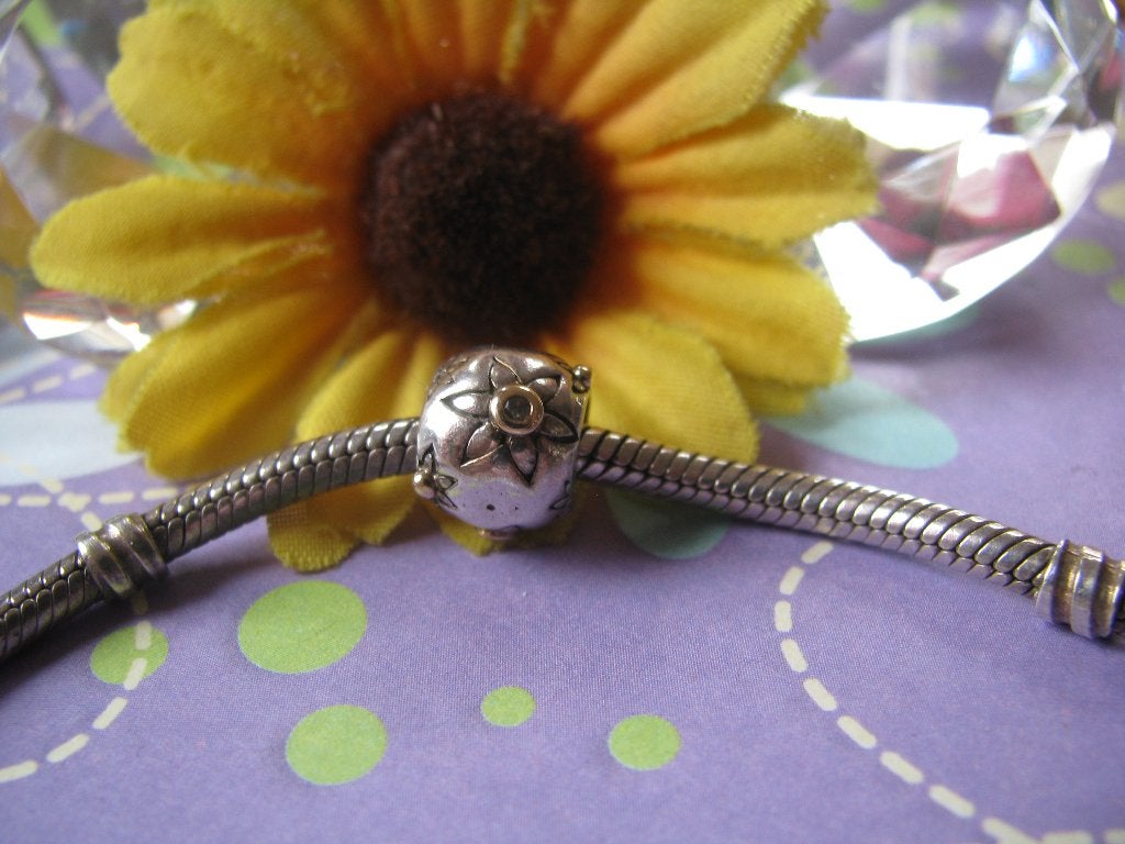 Pandora bedel 790399DN = Starflower + 14 krt GOUD & DIAMANT, Gebruikt, Pandora, Ophalen of Verzenden, 1 bedel