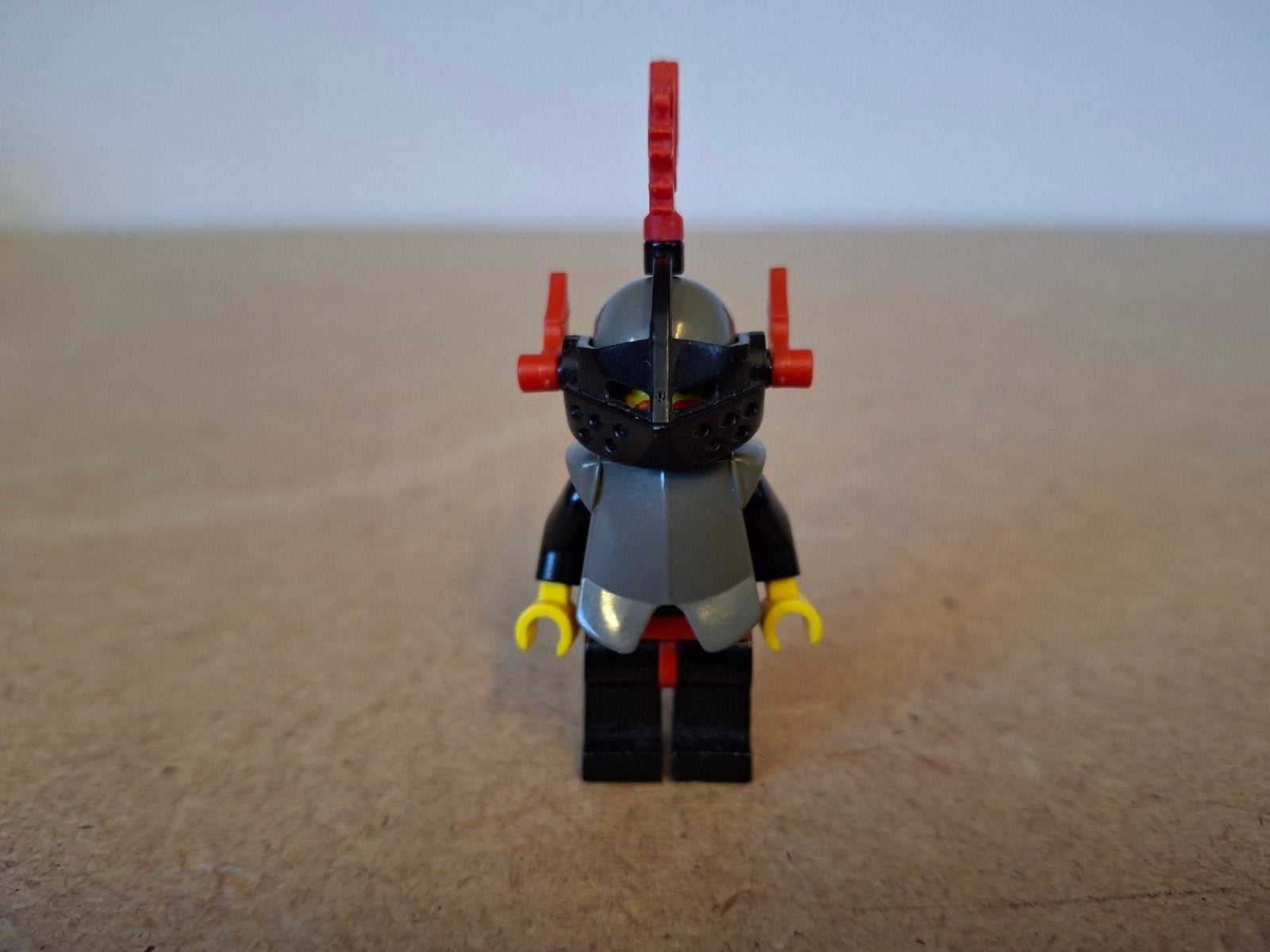 Lego Black Knight met Dragon Plumes. Jaren 90 Castle, Lego, Info@lego.com, 33 Bath Road, Slough, UK, Lego
