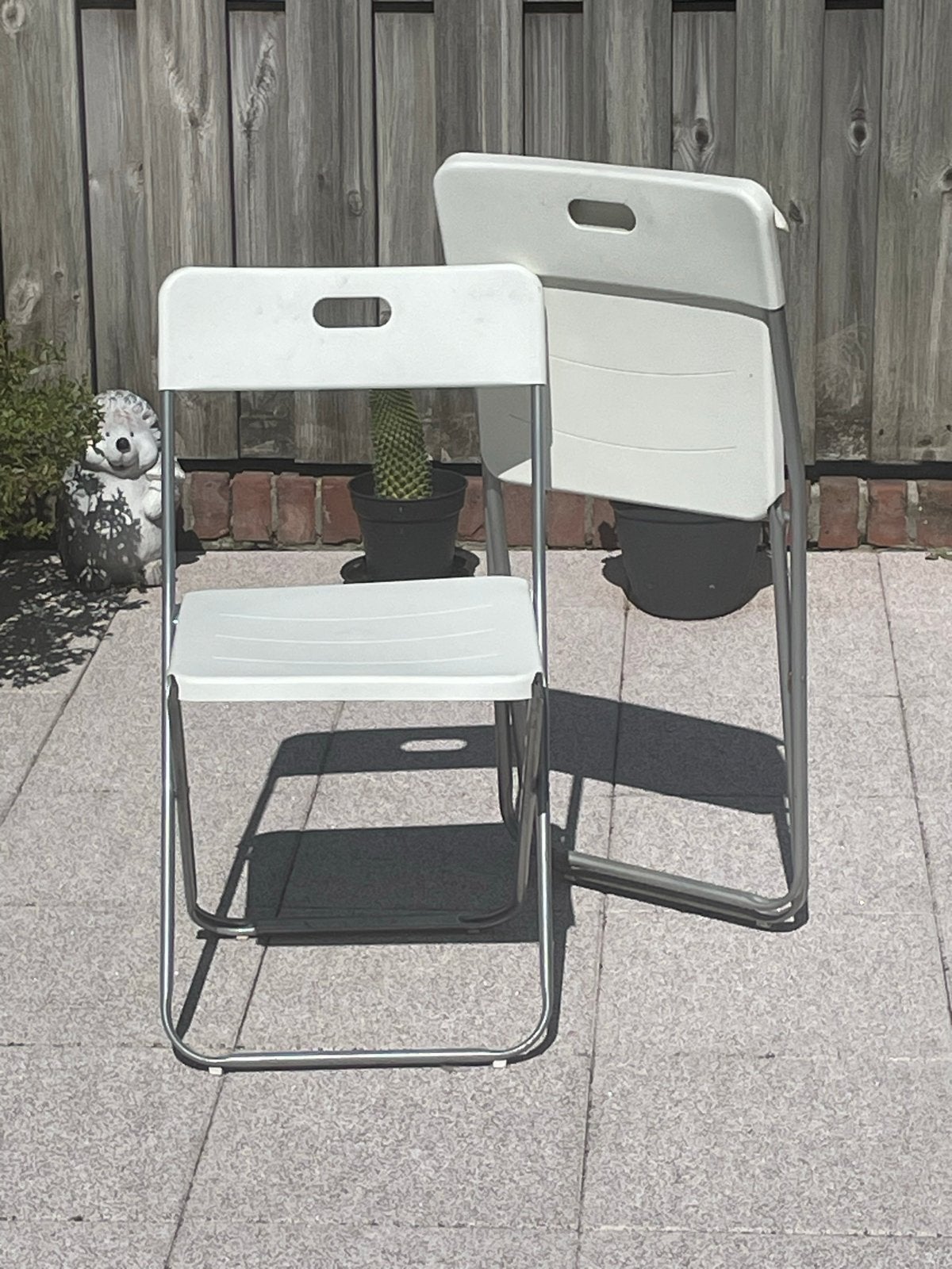 2x Witte opvouwbare stoelen - Ideaal voor tuin of camping, Ophalen, Kunststof, Gebruikt, Twee