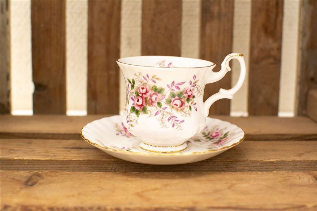 Royal Albert porseleinen kop en schotel 39000
