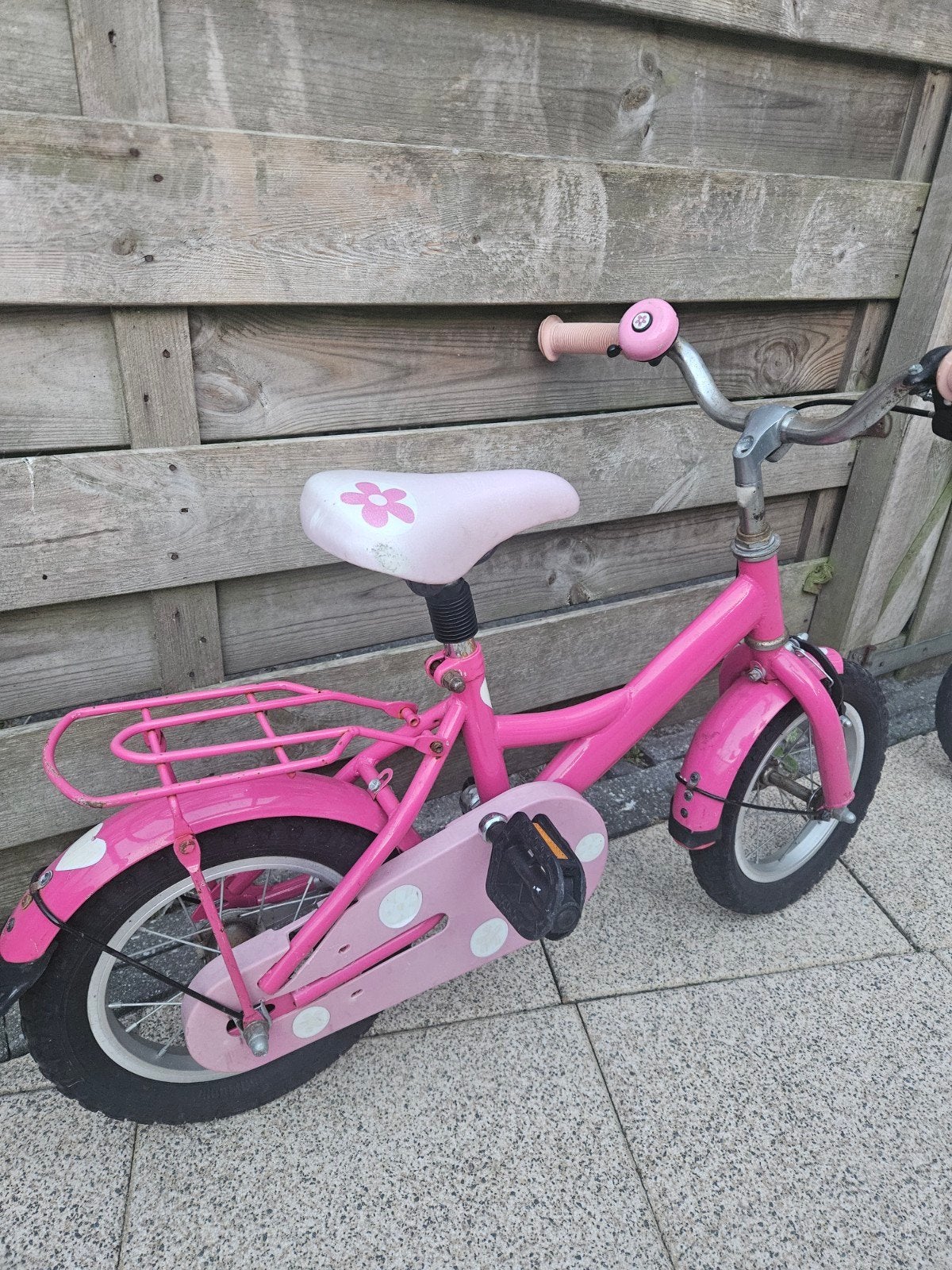 Roze kinderfiets met bagagedrager, Fietsen en Brommers, Fietsen | Kinderfietsjes, Ophalen of Verzenden, Gebruikt, Terugtraprem