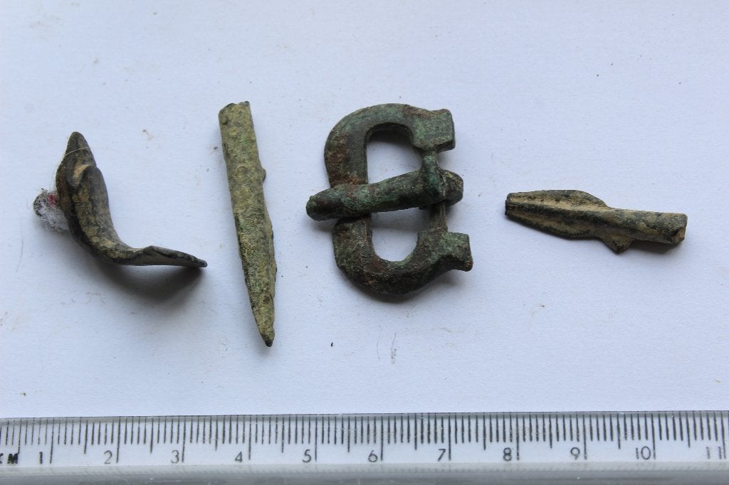 Bodemvondst lotje romeins / middeleeuws divers opruiming, Antiek en Kunst, Verzenden, Brons
