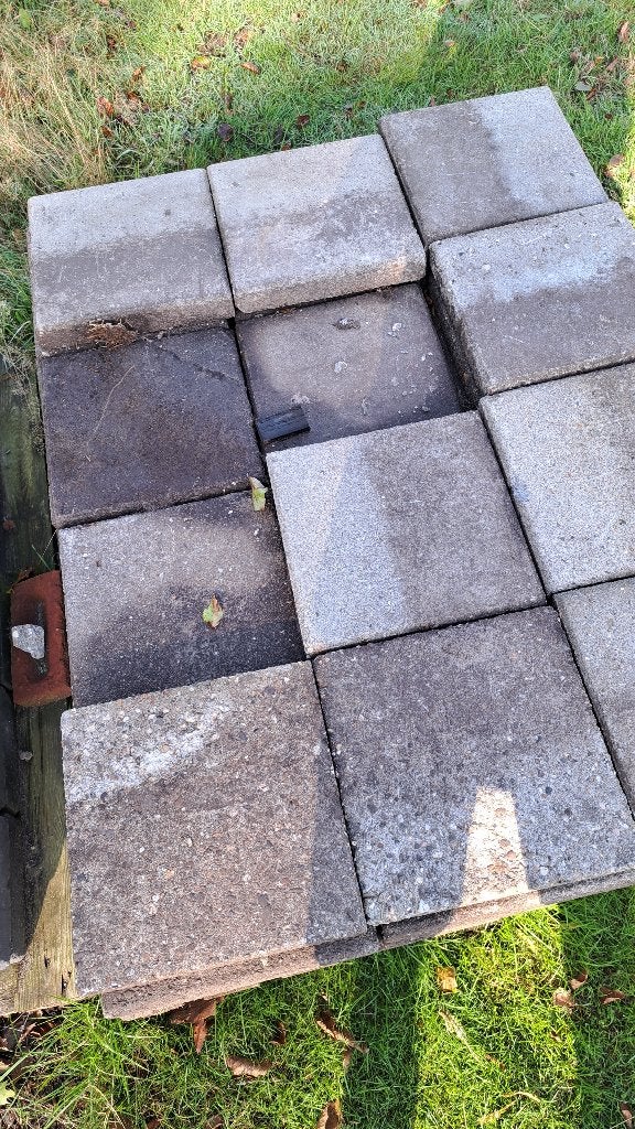 Gratis af te halen; zo'n 90 betontegels, Ophalen, Gebruikt, Minder dan 5 m², Beton