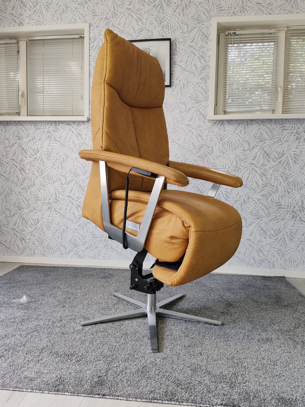 zeer luxe Meubelzorg Bardos sta op stoel met massage, Info@meubelzorg.nl, Modern, Comfort, Albastrastraat 1, 1817 SE Alkmaar, 75 tot 100 cm