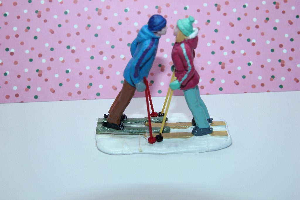 verliefd stelletje op ski's Lemax kerstdorp, Ophalen of Verzenden, Gebruikt