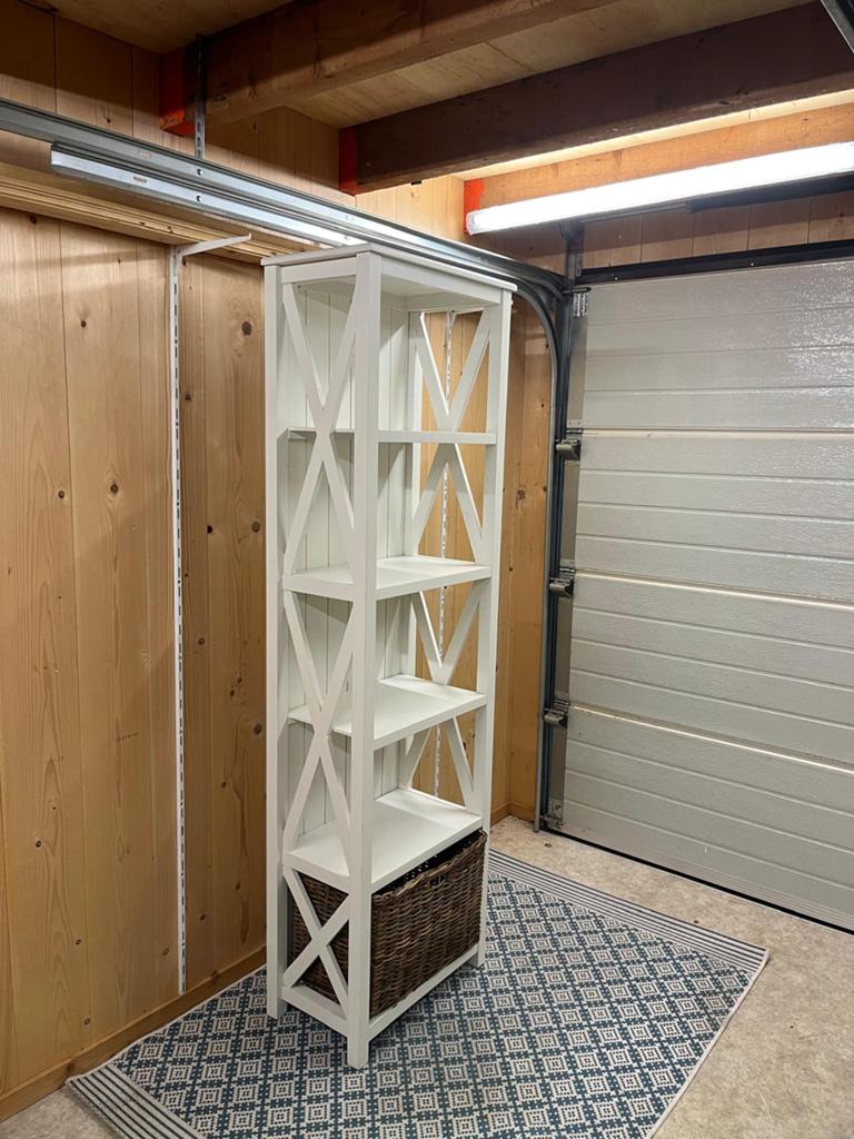 Hoge landelijke kast met rieten Mand, Ophalen, Gebruikt