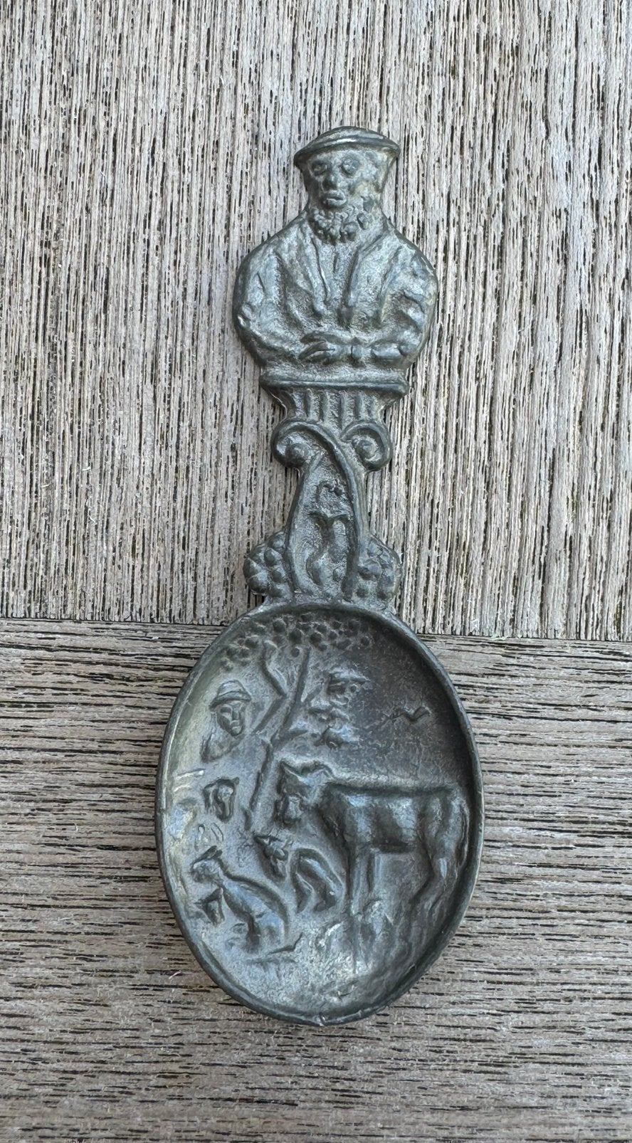 Antieke tinnen lepel met reliëf van man en dieren, Antiek en Kunst, Antiek | Overige Antiek, Ophalen of Verzenden
