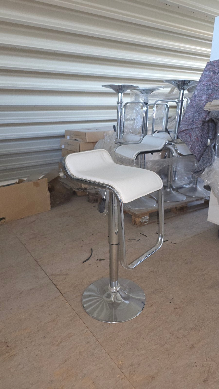 Witte barkruk met chromen onderstel leuk voor mancave