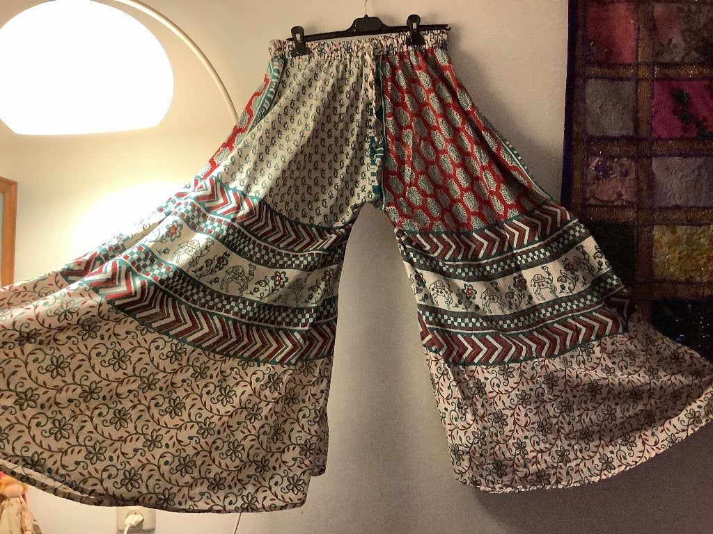 Damesbroek met wijde pijpen.1 maat € 25,00., Maat 38/40 (M), Meerkleurig, Nieuw, Ophalen of Verzenden