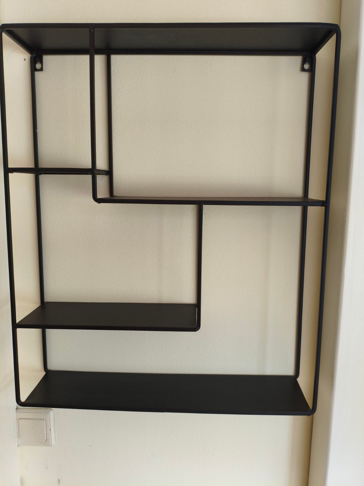 Modern Zwart Metalen Wandrekje met Speelse Indeling, Verzenden, Zo goed als nieuw