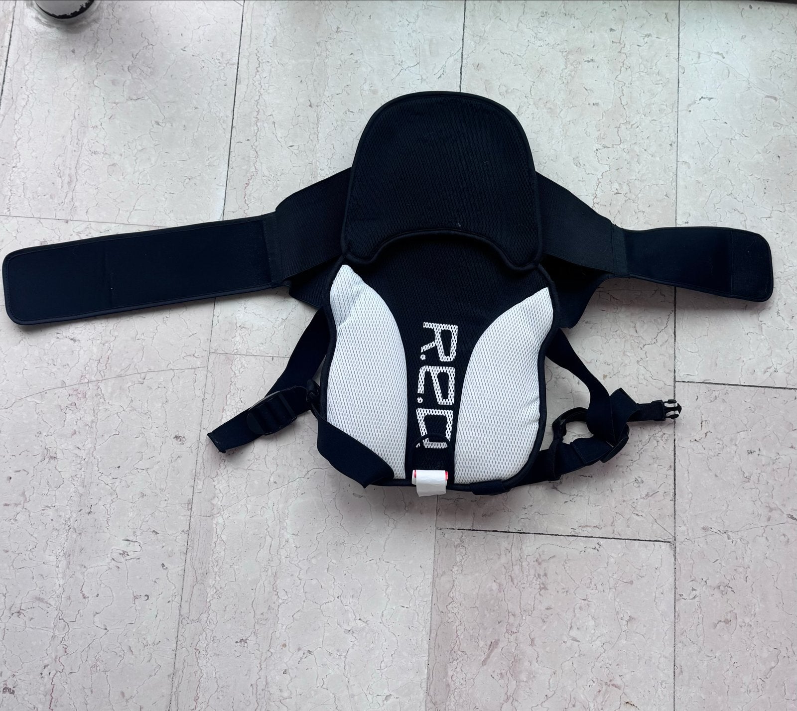 R.E.D.Skiën snowboard Rugbeschermer - Zwart/Wit, Sport en Fitness, Ophalen, Zo goed als nieuw, Helm of Bescherming