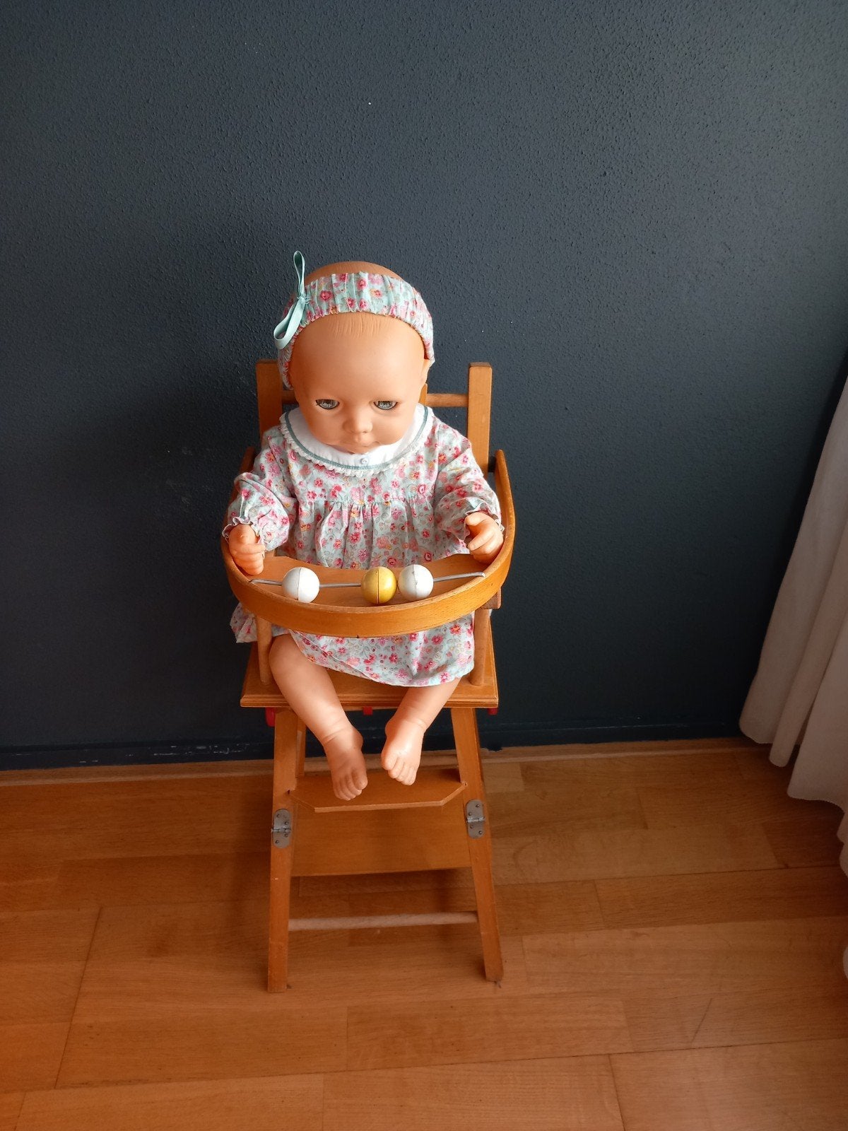 Pop met poppenstoel - Vintage houten kinderstoel, Ophalen, Zo goed als nieuw, Babypop