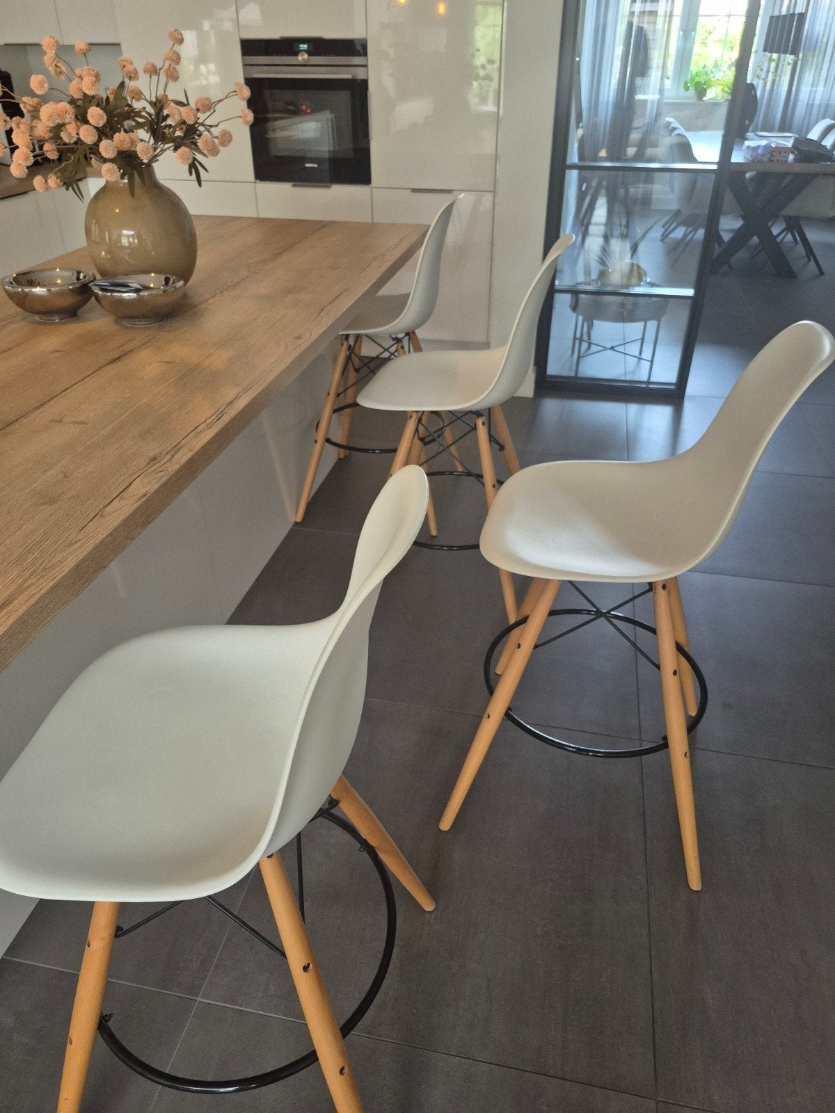 Set van 4 moderne barkrukken - wit met houten poten, Huis en Inrichting, Barkrukken, Ophalen, Gebruikt, Hout, Met voetsteun