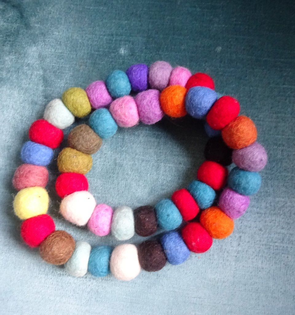 Design ketting met 44 handgemaakte bolletjes van vilt, Ophalen of Verzenden, Nieuw, Overige kleuren, Overige materialen