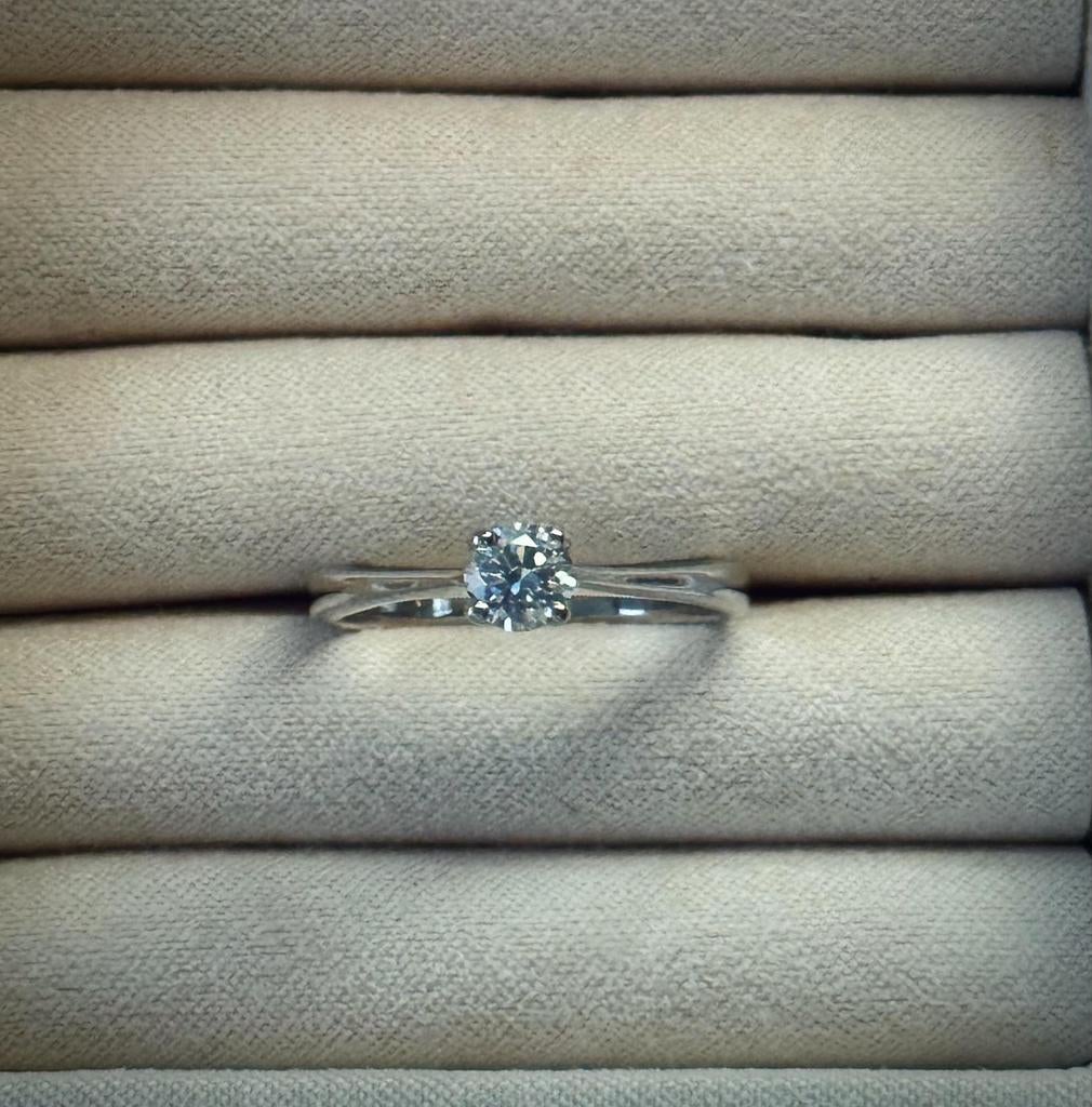 Elegante witgoud ring met schitterende 0.5 carat diamant, Ophalen of Verzenden, Zo goed als nieuw, 17 tot 18, Dame of Heer