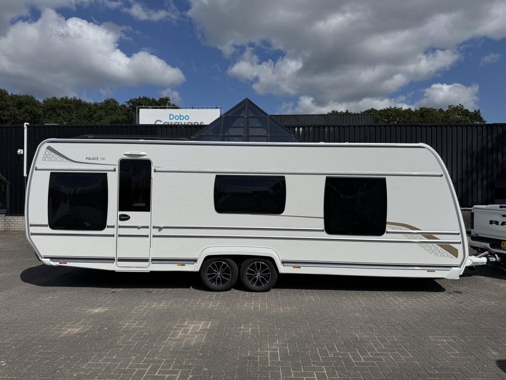 Fendt Palace 700 2023 | Vrijst. Queensbed | Voortent, Caravans en Kamperen, Caravans, Schokbreker, 7 tot 8 meter, Bedrijf, Treinzit