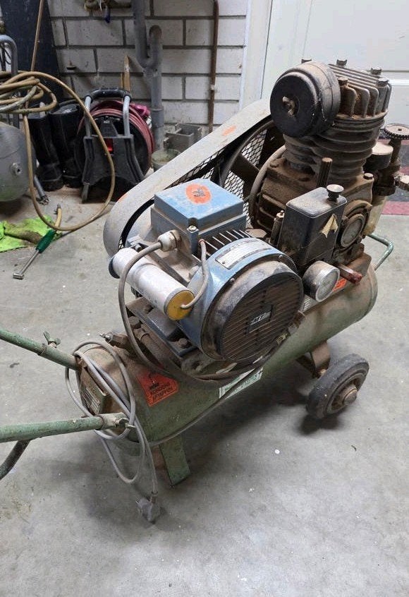 compressor. T + T, 25 tot 100 liter, Ophalen, Gebruikt, 200 tot 400 liter/min