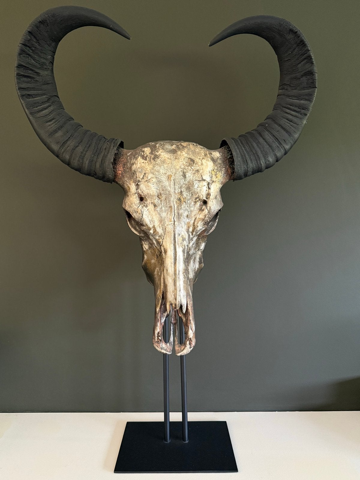 Decoratieve Buffelschedel met Hoorns op Standaard, Natuurlijk materiaal, 50 - 100 cm, Zoogdier, Beschilderd