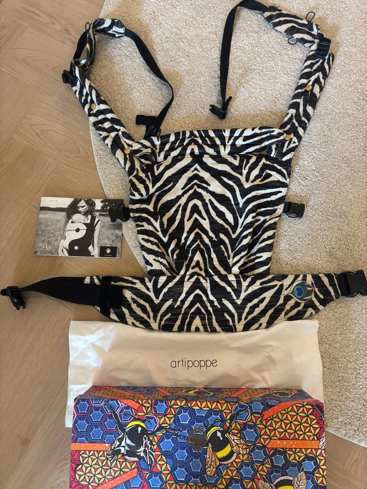 Artipoppe Draagzak Zebra - Zo goed als nieuw, Buik of Rug, Zo goed als nieuw, Draagzak, Ophalen