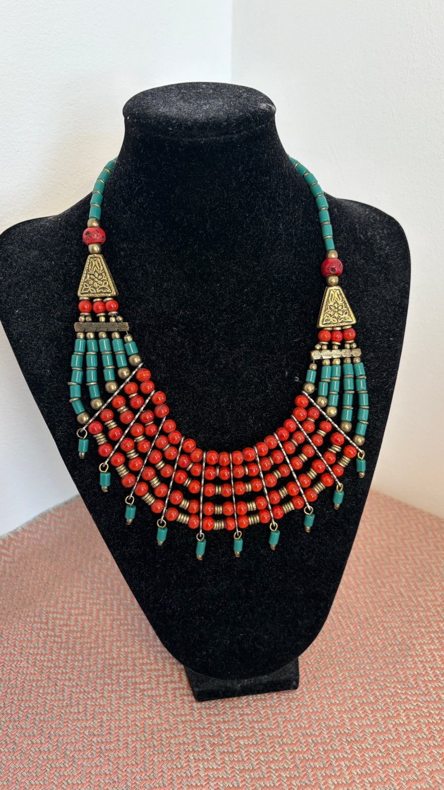 Unieke Etnische Ketting met Rode en Groene Kralen, Ophalen of Verzenden, Zo goed als nieuw, Rood, Overige materialen