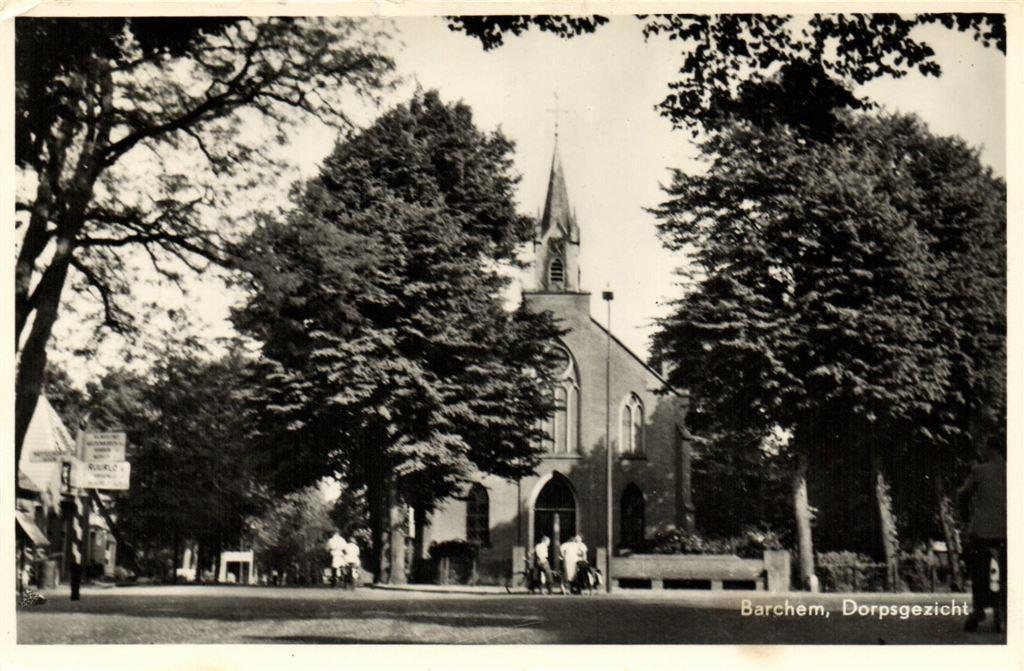 Barchem, Dorpsgezicht - volk fiets - 1957 gelopen, Verzamelen, Ansichtkaarten | Nederland, Ophalen of Verzenden, Voor 1920, Gelopen