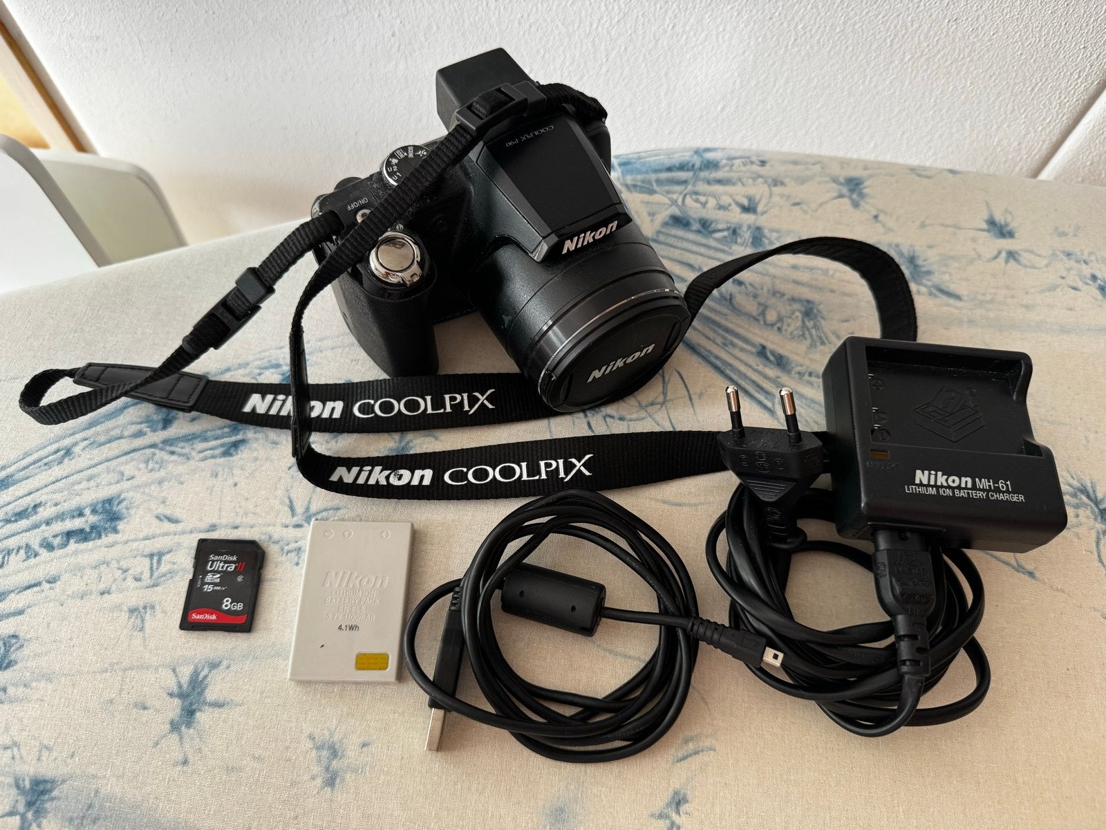 Nikon Coolpix P90 Bridgecamera met accessoires, Gebruikt, Kantelbaar/draaibaar scherm, Ophalen of Verzenden, Accu